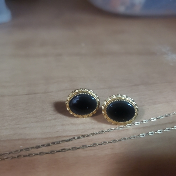 Elegant Black and Gold Jewelry Set - Picture 8 of 13